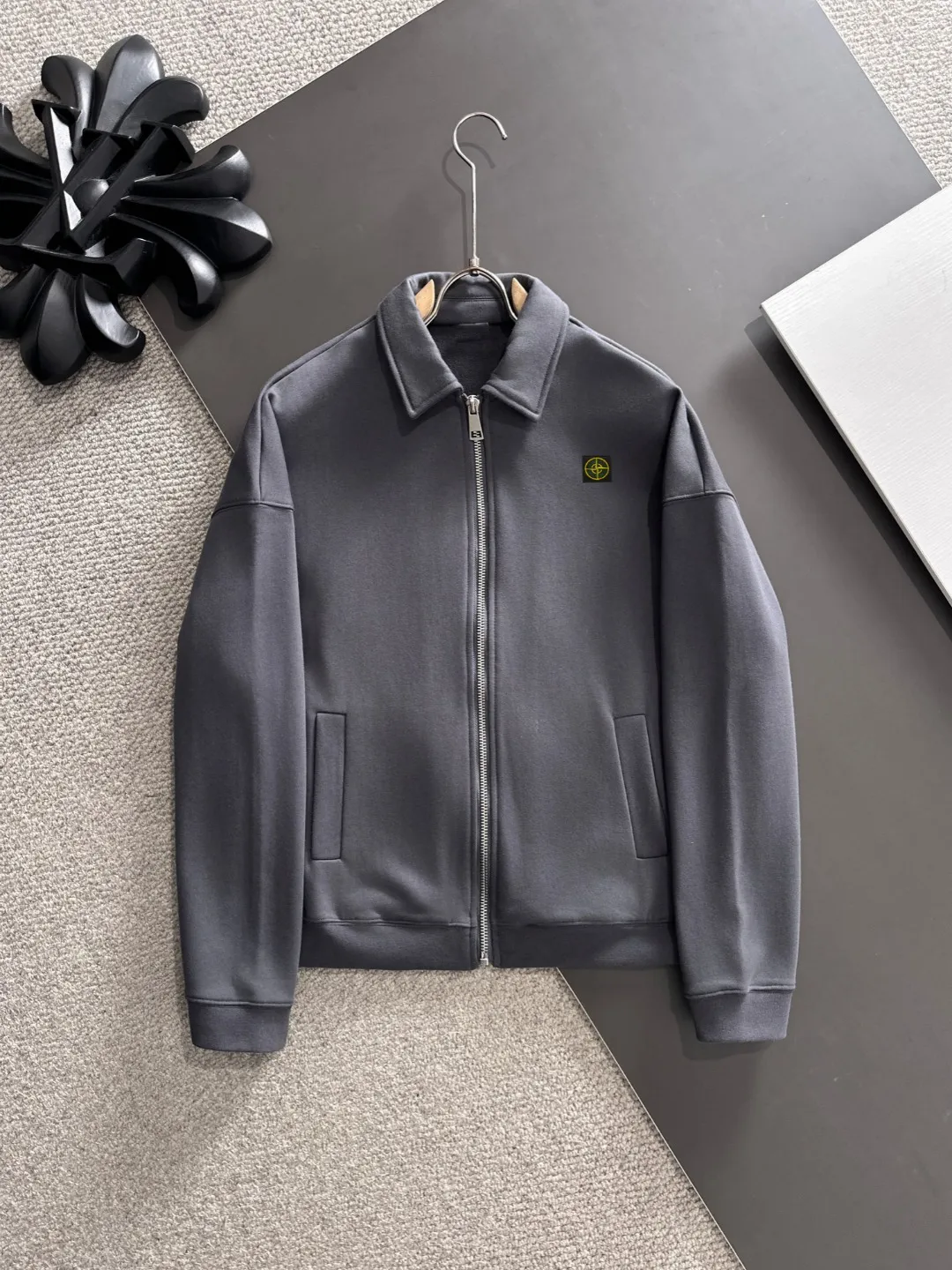 Next day shipment P460 Stone lsland/Stone Island Exclusively launches the new 25ss autumn and winter lapel zipper jacket. Many stars have the same style. The craftsmanship cannot be copied by ordinary small workshops. We are not afraid of any challenges in terms of materials, detail restoration and craftsmanship, just to provide everyone with wonderful products. Compare the top original versions at will. No expense is spared just to do better. Unique imported fabric feel. Purely imported German machine production. Precision operation and 10,000-needle density. A full set of new accessories and three standards are fully customized simultaneously. The upper body is versatile and fashionable. The perfect choice for autumn and winter. A must-have item. Size chart: S to XXL (or please state your height and weight when placing an order)
